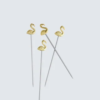 Aquí tienes el juego de 4 palillos de cóctel Flamingo dorados