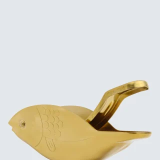 Aquí te mostramos cómo funciona el exprimidor de cítricos Stevie Fish Gold