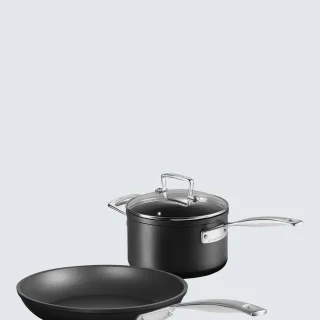 Cacerola antiadherente endurecida Le Creuset de 18 cm con tapa y sartén poco profunda de 24 cm