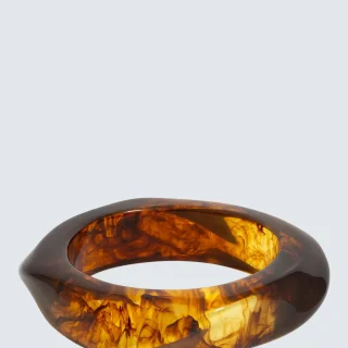 Brazalete cuadrado de resina ámbar de Jon Richard