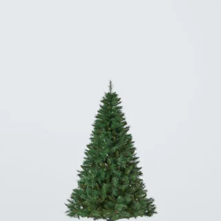 Árbol de Navidad sin luces junto a la chimenea