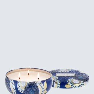 Vela aromática Voluspa de limón mediterráneo con tres mechas en lata, 500 g