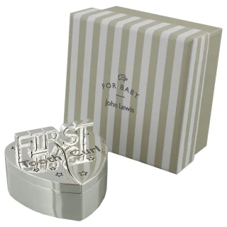 Caja plateada con forma de corazón y diente de oro